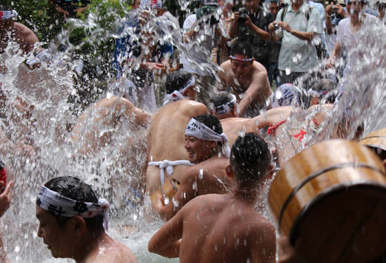 【動画・写真】奥秩父の奇祭「甘酒こぼし」 ― 裸の漢たちが200リットルの甘酒をぶっかけ合うカオスの画像7