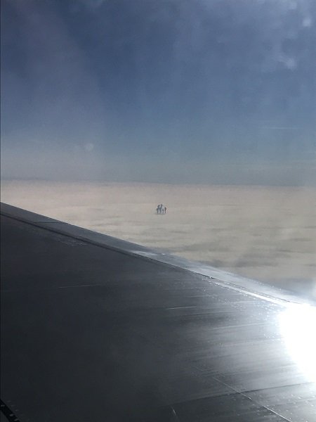 雲の上で「天使の6人家族」がクッキリ激撮される! 上空1万mでピクニックか、専門家「UFOの触手かも」の画像1
