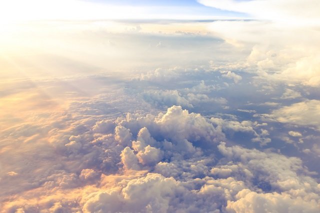 雲の上に黒い天使が出現、姿を変えて謎の物体を発射!やはり雲の上には何か が棲んでいる?=カナダの画像5