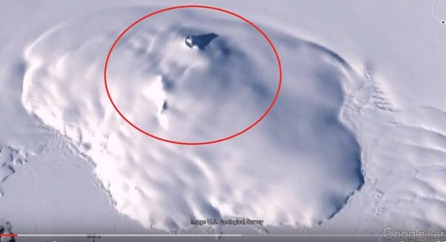 南極の雪に埋もれた「巨大UFO」がグーグルアースで発見される! 数百年前に墜落した機体が地球温暖化で露出かの画像1