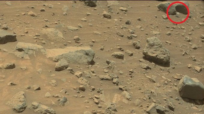 火星で浮遊する「反重力岩」をNASA探査機が激写? 専門家「間違いなく飛行している」、UFOパーツの可能性もの画像1