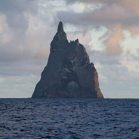 640万年前に誕生した絶海の孤島「ボールズ・ピラミッド」がヤバイ! 絶滅したはずのキモ生物も生存!の画像1