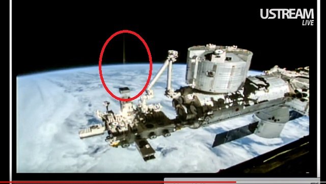 すでに人類が宇宙人と戦争していた決定的証拠が激撮される! 地球からUFOを狙った「地対宇宙レーザー」発射、ワームホールの可能性も!の画像2