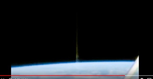すでに人類が宇宙人と戦争していた決定的証拠が激撮される! 地球からUFOを狙った「地対宇宙レーザー」発射、ワームホールの可能性も!の画像3