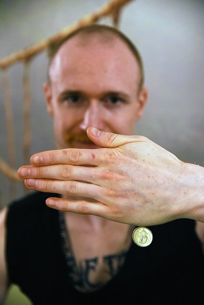 体に磁石を埋め込んだケロッピー前田が衝撃暴露「電磁場を感じる、皮膚下の磁石がブルブル振動する」! AIとボディハッキングも!の画像6