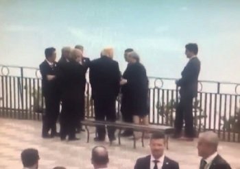 【G7サミット】これは酷い… 各国首脳が1人の首相を集団イジメ!! ガン無視の衝撃ぼっち映像流出!の画像2
