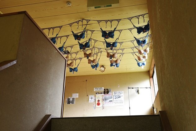 無数のブラジャーが吊るされた「ブラ寺」に潜入! 五寸釘を刺されたリカちゃん人形も…怨念廃墟の真相とは!?の画像2
