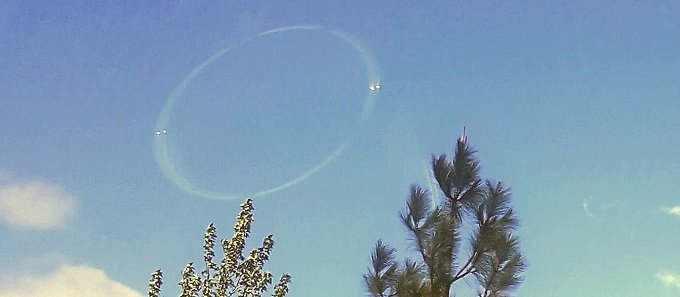 英紙に「最も奇妙」と言わしめた「ぐるぐるUFO」が激写される? 異次元ポータルの可能性も?=カリフォルニアの画像1