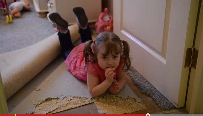 カーペットを貪る幼女!! 異常な食欲を抑えられない奇病「パイカ」とは?の画像1