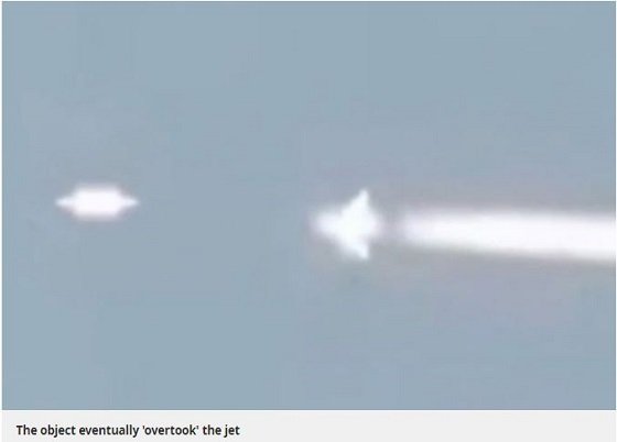 訓練中の戦闘機を追い回し、抜き去った円盤型UFOが激撮される！ 「飛行機雲がない…」やはり米軍は何かを隠している！の画像2