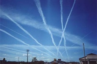 「緑色の煙」を散布するUFOが激写される! 放射線物質か? 有害化学物質含むケムトレイルの可能性も!?の画像4