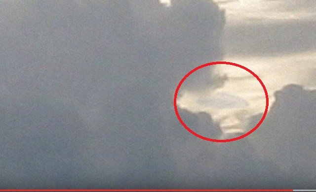 【衝撃】UFOが雲に完全偽装! 自ら雲を作り、その中に隠れる瞬間が激写されるの画像1