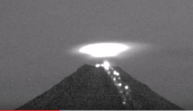 メキシコの火山上空に全長600m超の「円盤型UFO」が出現? 専門家「火口でエネルギーを充電している」の画像1