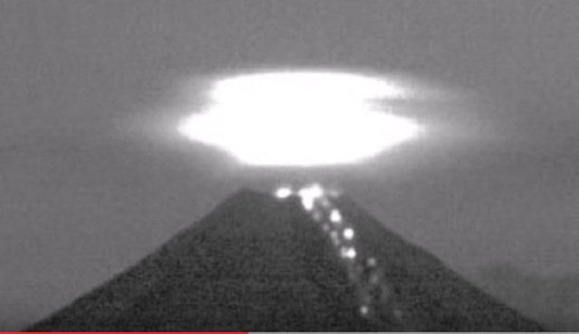 メキシコの火山上空に全長600m超の「円盤型UFO」が出現? 専門家「火口でエネルギーを充電している」の画像2
