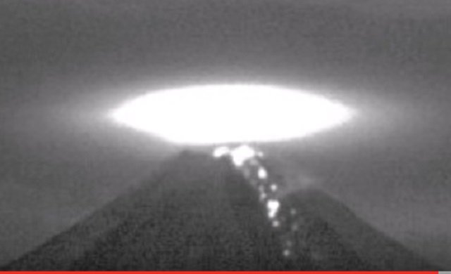 メキシコの火山上空に全長600m超の「円盤型UFO」が出現? 専門家「火口でエネルギーを充電している」の画像3