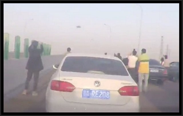【動画】ドライブレコーダーが「漆黒のUFO」をバッチリ激写! 高速道路で10人以上が同時目撃、周囲は騒然!=中国の画像1