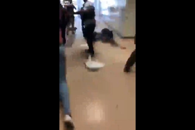 【閲覧注意・米高校で銃乱射】生徒が撮影した銃撃中の動画が流出! 教室に銃音・悲鳴・血の海…「襲撃は皆予想していた」の画像9