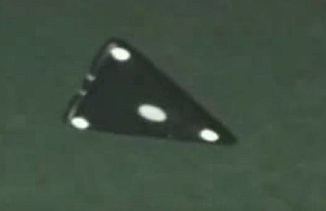 【動画】ジュネーブ上空に「三角形型UFO」が4機飛来、燃えるように飛び去る決定的瞬間! 専門家がドローン説否定!の画像4
