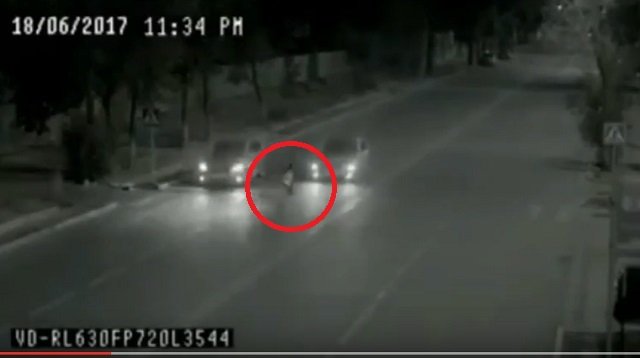 100%車に轢かれるはずだった少女が奇跡を起こす衝撃映像! 父親の霊が瞬間移動で娘を救った!?の画像2
