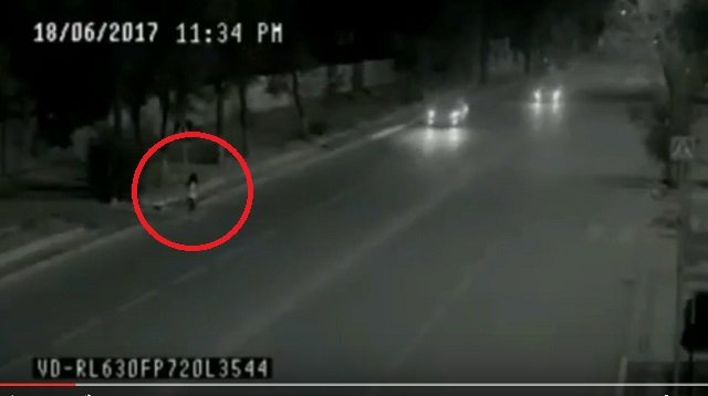 100%車に轢かれるはずだった少女が奇跡を起こす衝撃映像! 父親の霊が瞬間移動で娘を救った!?の画像1