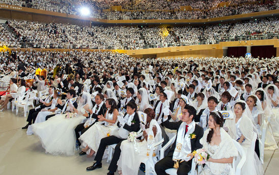Oasisのジャケットにも使用された、統一教会「合同結婚式」とは一体どんなものなのか?の画像3