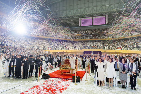 Oasisのジャケットにも使用された、統一教会「合同結婚式」とは一体どんなものなのか?の画像5