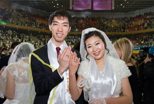 Oasisのジャケットにも使用された、統一教会「合同結婚式」とは一体どんなものなのか?の画像4