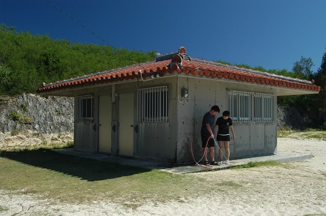 沖縄・波照間島で殺された女の怨念が宿る呪われたトイレに潜入! 消えない血痕、島民の監視… 「本当に近づくべきではない」激ヤバスポットの画像2