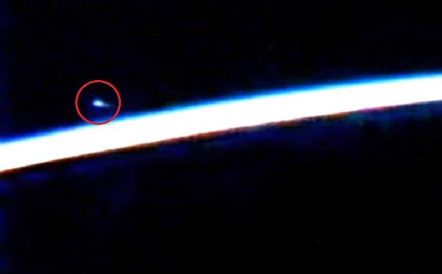NASAの公式ライブ映像に「青白いUFO」が映り込む→不可解な中継停止! 各国メディアで大騒ぎにの画像1