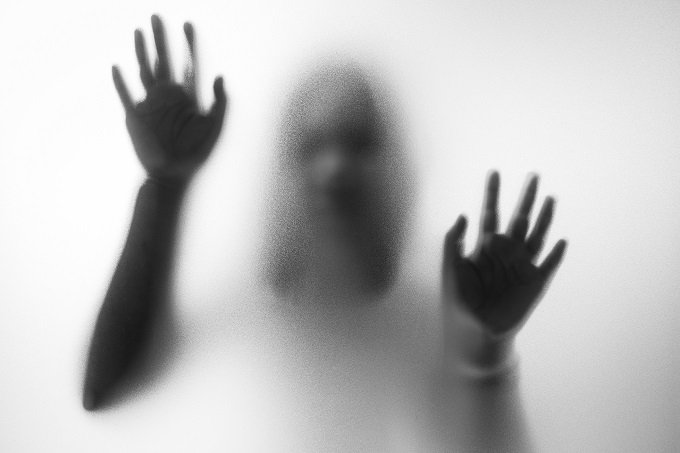 霊が視える彼女と付き合った男を襲った背筋も凍る恐怖体験とは!? 「新宿の電話ボックスに…」の画像1