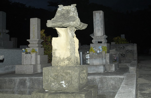 鹿児島の死者が土葬された「溶けゆく墓」の怪異! ボロボロの着物を着た老婆が現れ…!の画像3