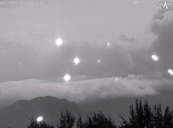 またもやメキシコ火山からUFO大量出現! UFO研究家らが賛否両論の大論戦!の画像1