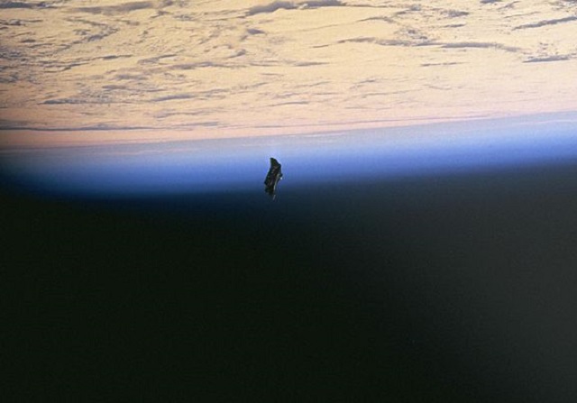 月を周回する黒いUFOを天体望遠鏡が激撮! 宇宙人が作った「ブラックナイト衛星」の可能性?の画像3