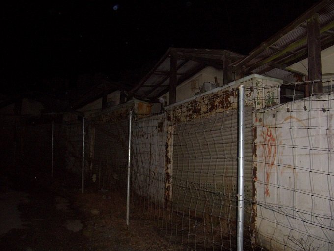 「死体遺棄の現場」「女の幽霊がいる」京都の廃モーテルを徹底取材! 大量の御札が貼られた内部に震えが止まらないの画像1