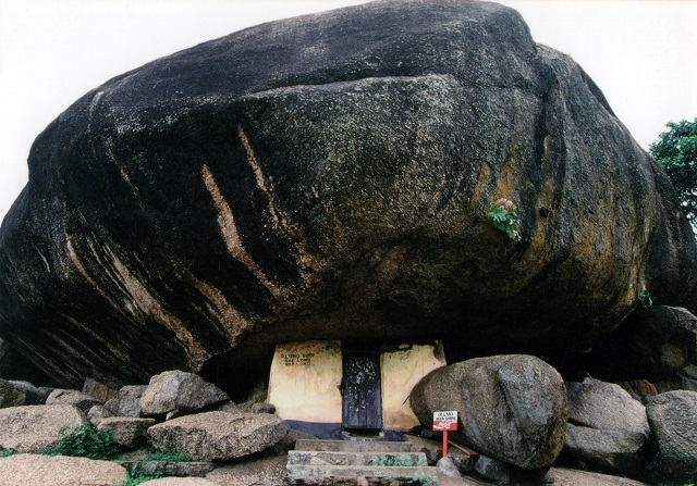 ナイジェリアの聖地「オルモ・ロック」に写真家・酒井透が潜入! 白人を血で呪ったオリシャ(神)の最高聖職者に会って占い体験!の画像2