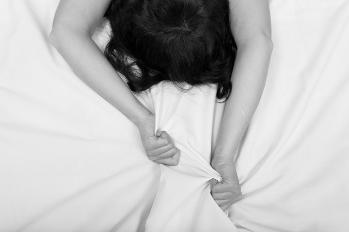 奇習! 深夜、寺の鐘を合図に目当ての奥さんとSEX…! 経験者が語る人妻専門の夜這いの実態=西日本の画像1