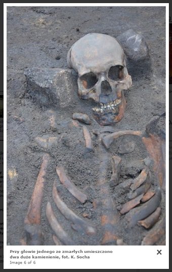14世紀に実在した「吸血鬼」の遺体が発見される! 膝が破壊され、背骨に杭…考古学者も困惑!=ポーランドの画像2