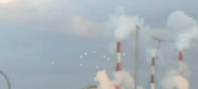 10機のUFO？が大阪湾上空に出現！母船から吐き出された小型UFO隊か？の画像1