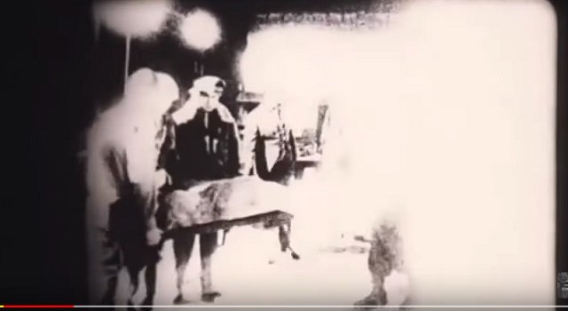 【新事実】「ロズウェル宇宙人」がエリア51に搬送された時の映像が流出、本物の可能性! 警察の新証言も「1.5メートルの生命体がいた」の画像1