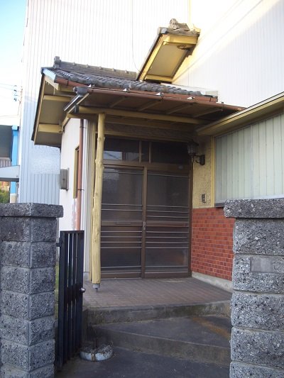 愛知の心霊屋敷 三角の家 を徹底取材 夫婦自殺 警察官の精神異常 幽霊出没 血まみれベッドの噂は本当か