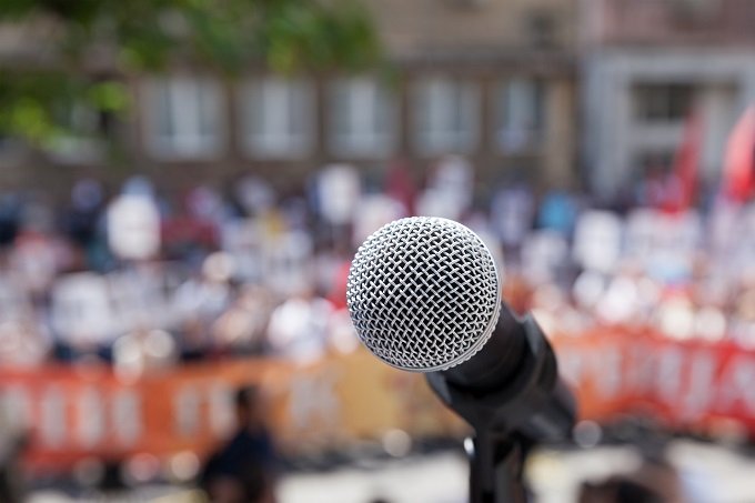 選挙演説を聴いている美女は全員サクラ?現役モデルが某政治家による資金無駄遣いの実態を暴露!の画像1