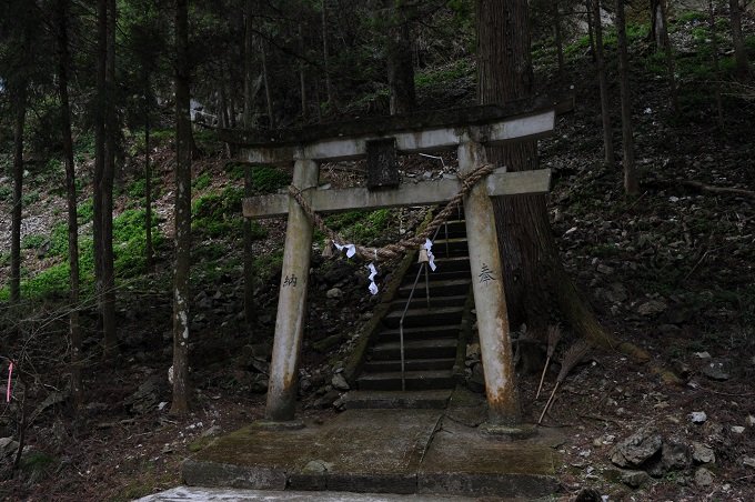 【閲覧注意・九州】2万体の頭蓋骨を祀る聖地「シシ権現」! 骨には鮮血が滴り、肉片も…現地取材!の画像2