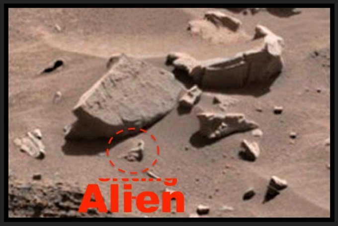 NASAが「火星で体育座りをする人」を再び激写?「クモザル」「カタツムリ」も発見される?の画像1