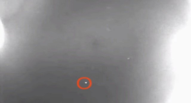 スペースシャトルが撮影した公式UFO映像が超ヤバい! NASAも宇宙飛行士も25年悩み続ける90度ターンの謎の画像2