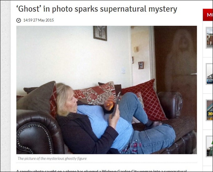 【心霊写真】ドアの前に佇む「白い人影」!!　長い髪にうつむいた顔……死んだ孫の幽霊か？の画像1