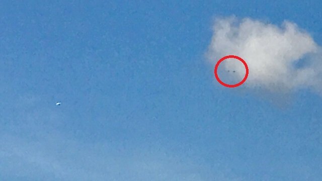3機のUFOが航空機とニアミスの瞬間が激撮される! 専門家「地球生まれの新型エイリアンが操縦」=オーストラリアの画像1