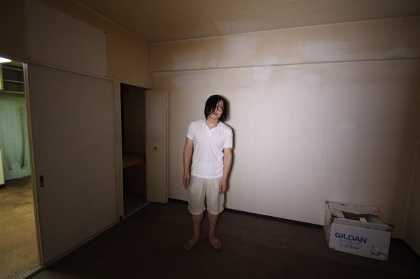 誰かが死んだ部屋に住み続ける芸人・松原タニシが体験したなんでもなくない日常【事故物件】の画像1