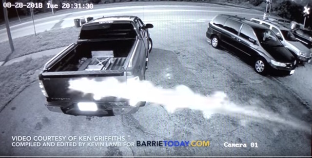 テスラ車が「UFOに追いかけられて30m空を飛んだ」決定的瞬間! 監視カメラが捉えたあまりにも謎すぎる超常現象!の画像1