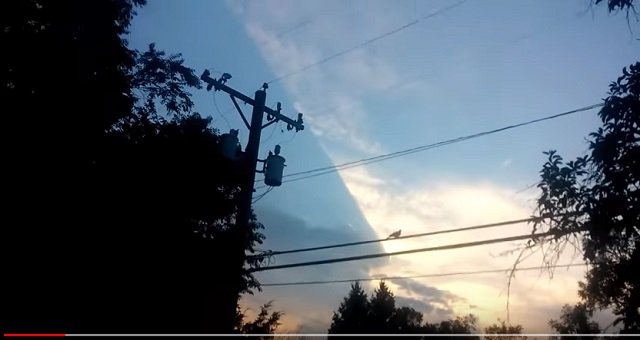 世界がホログラムである決定的証拠が撮影される! 空をブロックする謎の巨大長方形に世界が驚愕!の画像2