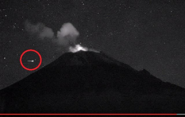 メキシコ火山を横切る3機の「ワーム型クネクネUFO」を激写! 珍しい映像に専門家も大興奮!の画像3
